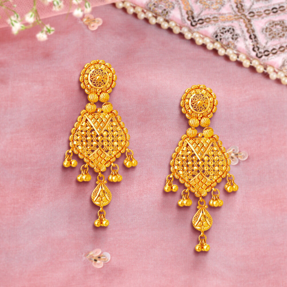 Alluring Gold Necklace Set for the Maharashtrian Bride