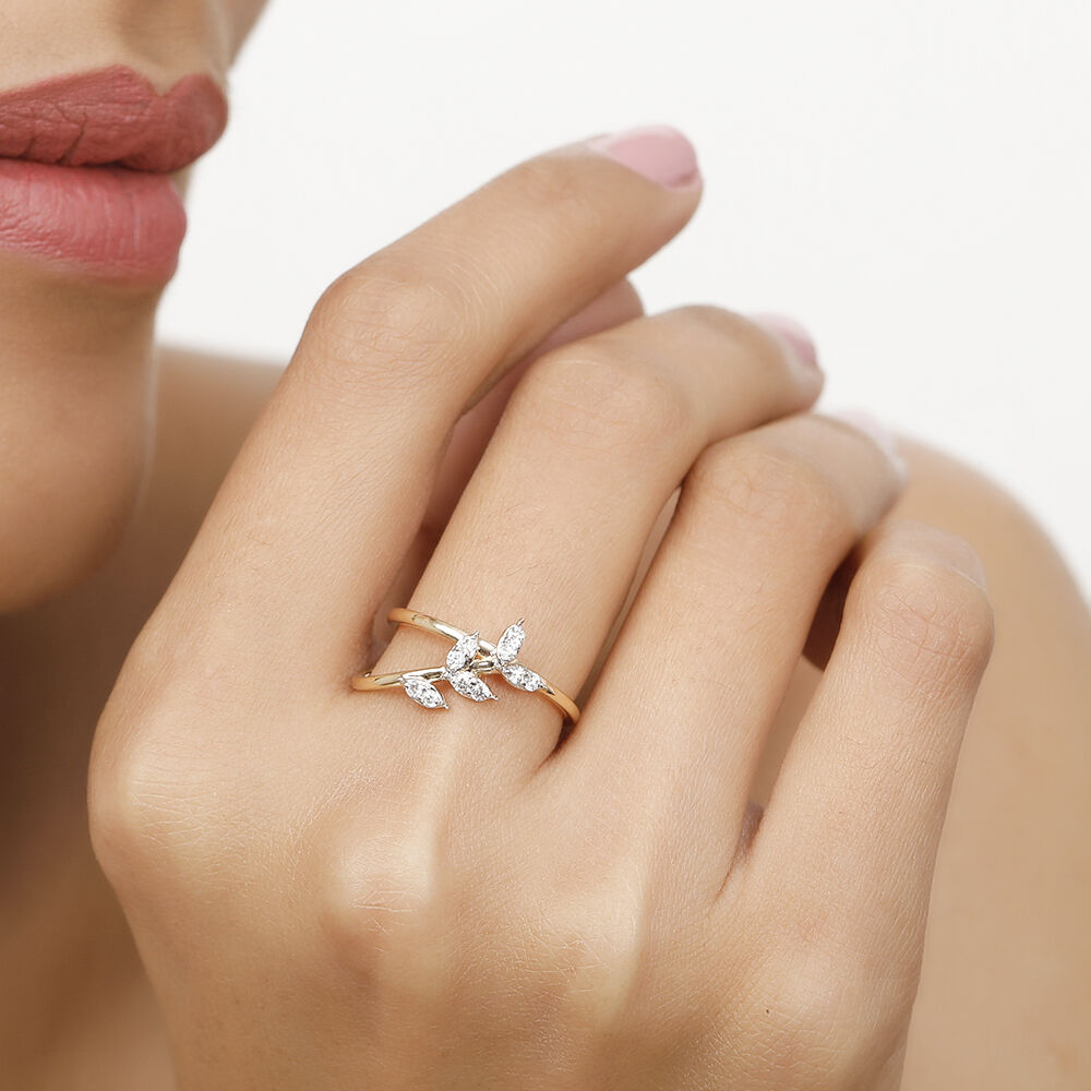 Diamond ring outlet on finger