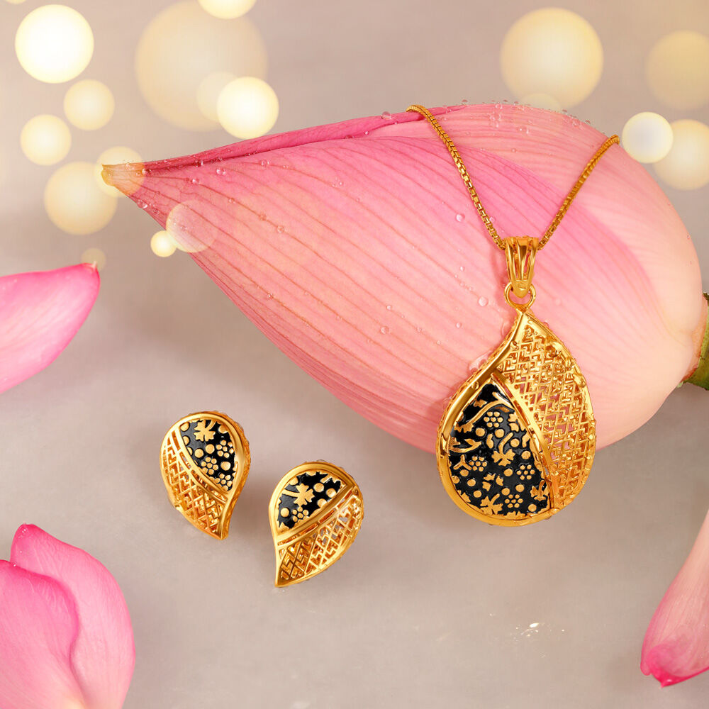 Pendant and top earring set