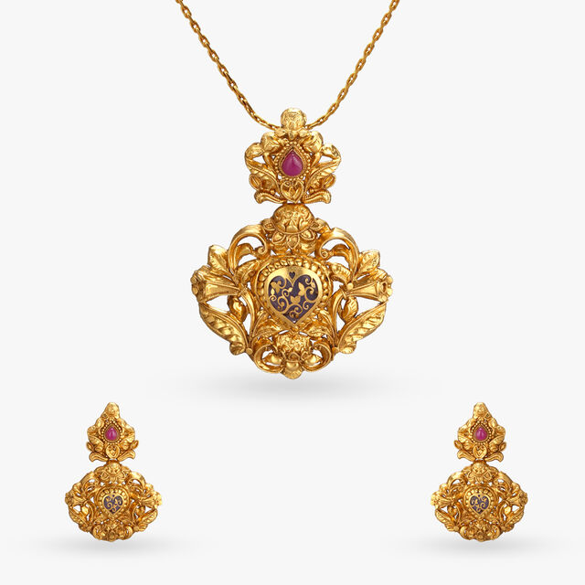Regal Pendant Elegance