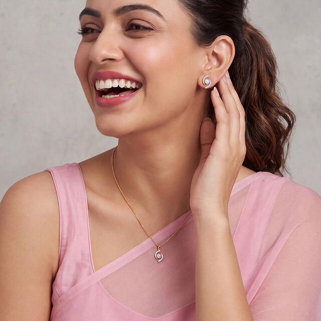 Regal Pearl Stud Earrings 2