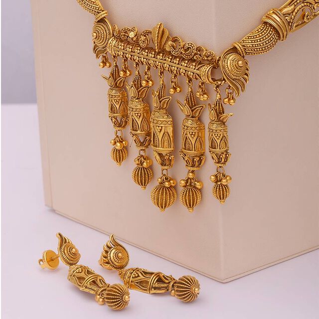 Tanishq 22 Karat Gold Necklace Set for Women 7