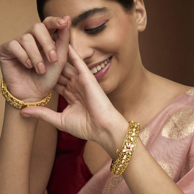 Tanishq 22KT Glass Kundan Bangle for Women 2