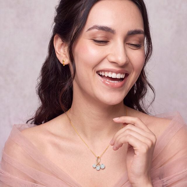 Tanishq Looping Ribbon Cluster Pendant for Women 3
