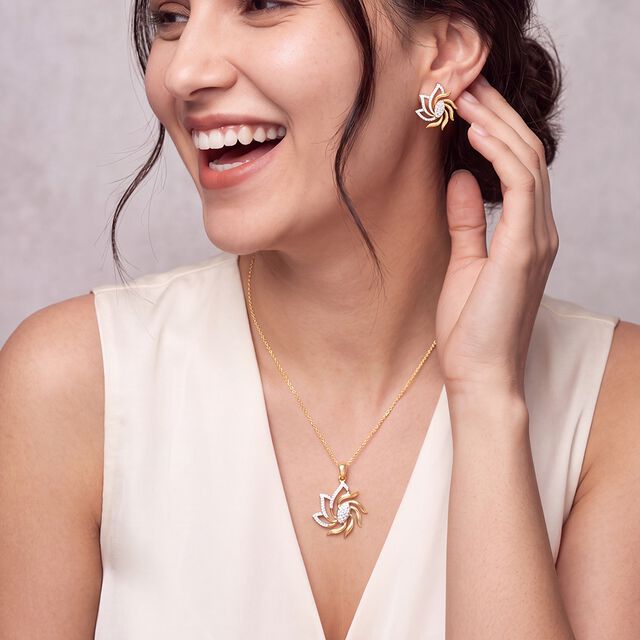 Tanishq 18KT Diamond Pendant and Earrings Set for Women 3