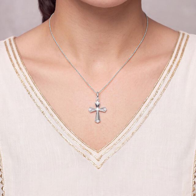 Tanishq 18KT Diamond Pendant for Women 3