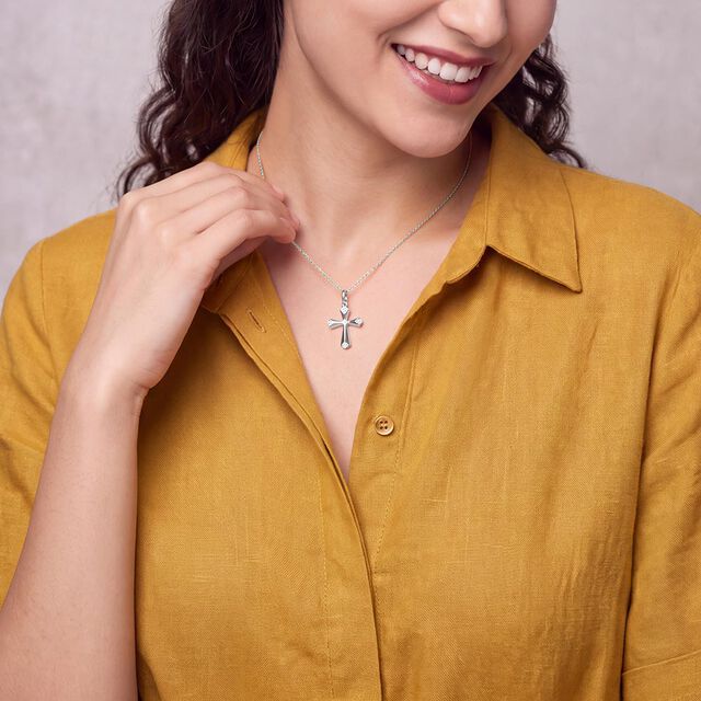 Tanishq 18KT Diamond Pendant for Women 2