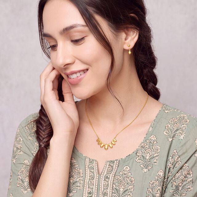 Tanishq 18KT Gold Pendant with Chain for Women 2