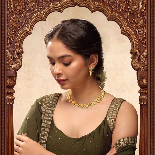 Tanishq 18KT Emerald Mango Royale Necklace Set for Women 2