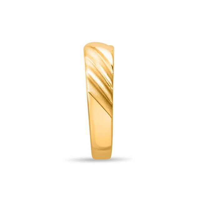 Sculpted Gold Finger Ring for Men 