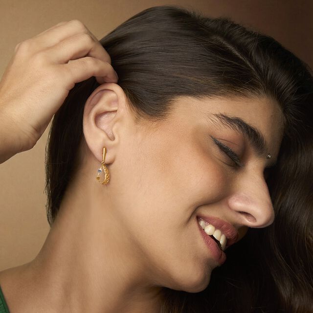 Tanishq 22 KT Gold Pendant and Earrings Set for Women 2