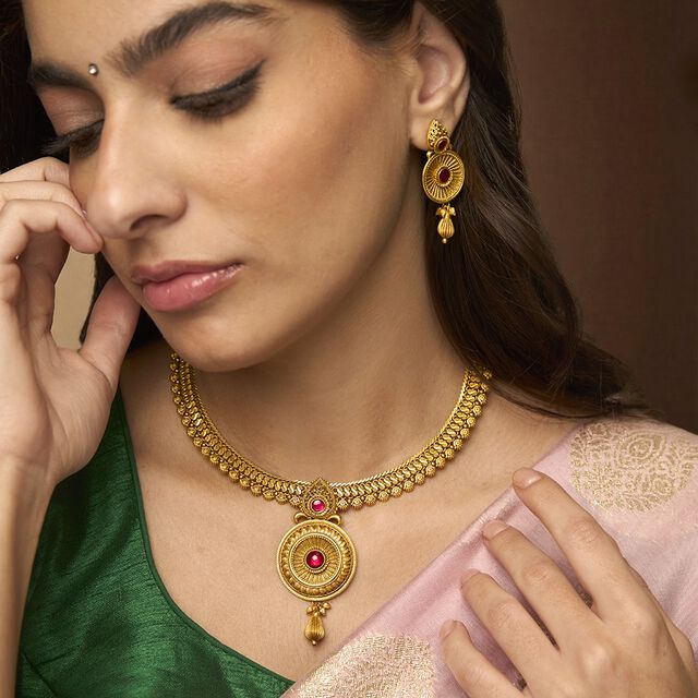 Tanishq 22KT Gold Necklace Set for Women 2