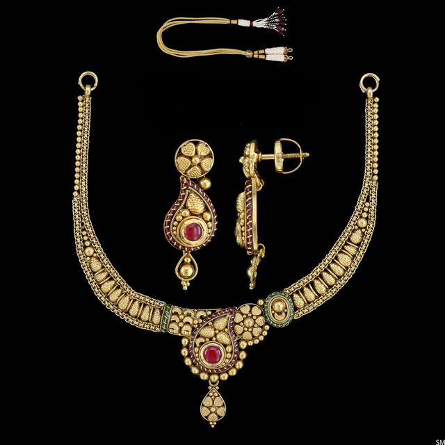 Tanishq 22 Karat Necklace Set 